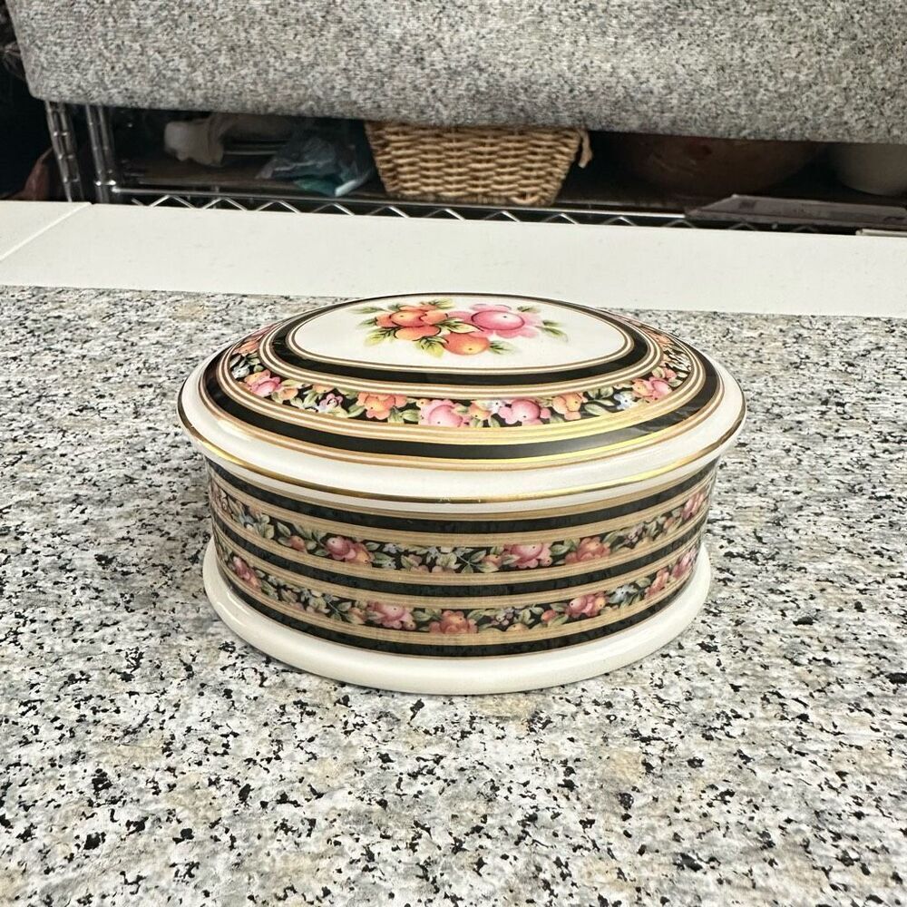 Wedgwood Clio 1992 Bone China‎ Oval Trinket Box w/ Lid Floral Accent Vintage